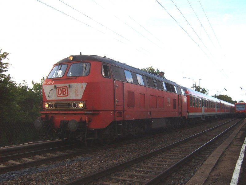 Die orientrote 218 156-8 am 19.05.06 im Haltepunkt Hofen(b Aalen). Heute kommt soetwas nicht mehr vor...Rechts im Bild sieht man einen Regioschuttle der Baureihe 650. Dieser eledigt den Job Ellwangen-Aalen-Ulm normalerweise. Zwischen Mai 2006 und Oktober 2006 fuhren aber immer wieder Dieselloks der Baureihe 218.