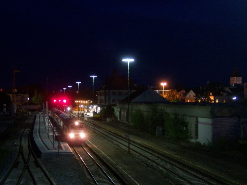 die orientrote 218 156 steht am Abend des 7.9.2008 mit einem sonderzug im Bahnhof Biberach/Riss zur Abfahrt bereit.