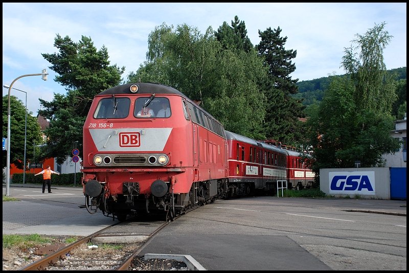 Die orientrote 218 156 verlsst am 12.Juli 2008 die stdtischen Gleisanschlsse und zieht den ET 425 420 zum Bahnhof Aalen. Der Triebwagen kam zuvor aus Stuttgart, wurde in Ulm mit dieser 218er bespannt. Die 218er zog den ET 425 420 ber die Dieselstrecke (Brenzbahn) bis Aalen und rangierte dann auf die stdtischen Gleisanschlsse. Nach rund 1 Stunde wurde die rangierfahrt zurck zum Bahnhof Aalen unternommen. Aufgenommen in Aalen.