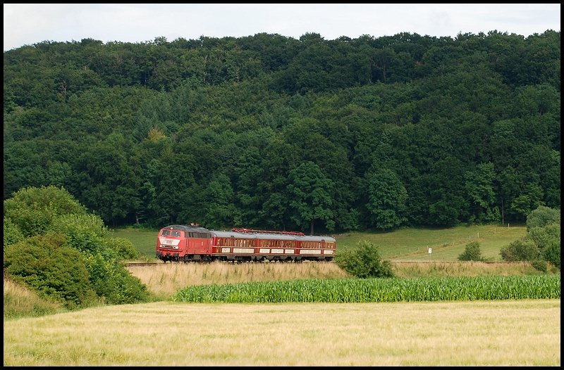 Die orientrote 218 156 war am 12.Juli 2008 mit dem ET 425 420 von Ulm Hbf nach Aalen unterwegs. Der Triebwagen kam zuvor aus Stuttgart Hbf, wurde in Ulm Hbf mit der 218er bespannt und ber die Dieselstrecke bis Aalen gezogen. Am Abend fuhr der Triebwagen wieder von Aalen nach Stuttgart Hbf (unter Strom) zurck. Aufgenommen bei Itzelberg.
