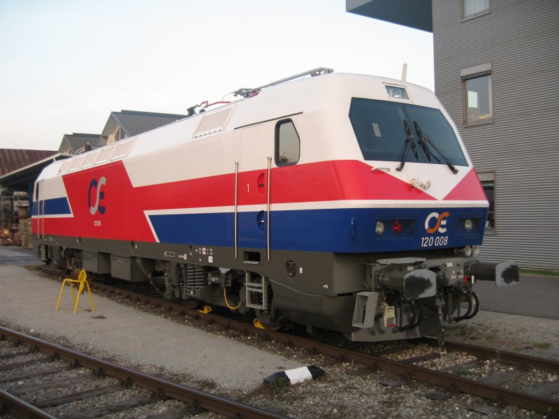 Die OSE 120 008, am 11.10.2007, abgestellt im Bereich des Bahnhof Linz
