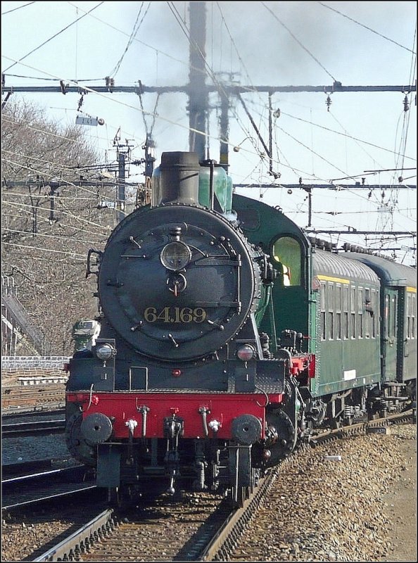Die P8 Dampflok 64.169 bildet das Schlusslicht des aus dem Bahnhof Gent Sint Pieters ausfahrenden Saint Valentrain. 14.02.2009 (Jeanny) 