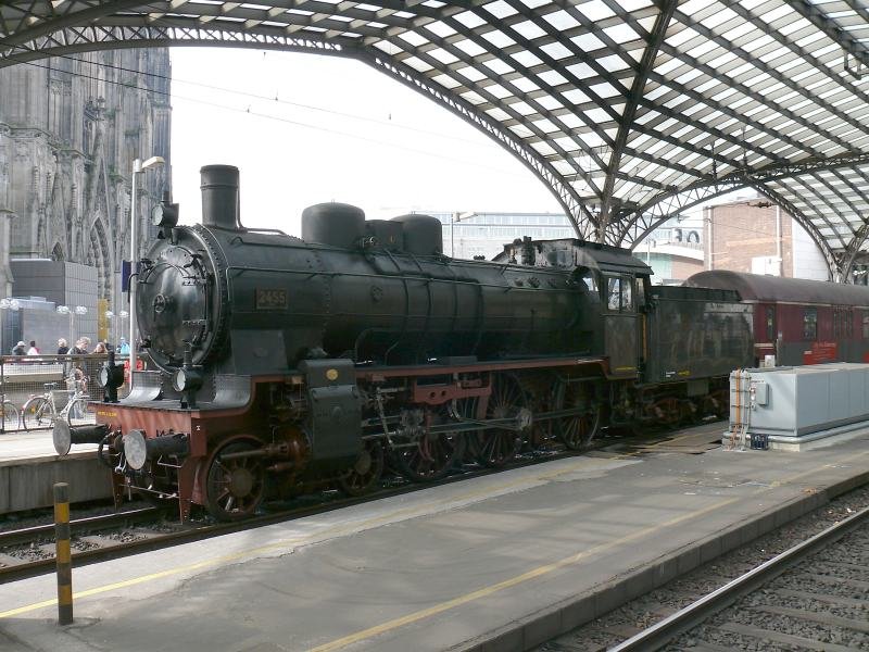 Die P8-Posen2455 war mit dem  Zug-der-Erinnerung , der an die Deportation von Kindern und Jugendlichen in die Vernichtungslager des NS-Regimes erinnert auch in K�ln. Hier steht der Zug auf Gleis 1 mit dem Dom im Hintergrund.
Leider unterst�tzt die DB dies in keinster Weise. Nachdem es nicht gelungen war den Zug zu verhindern, verlangt die DB die vollen Trassen- und Stationspreise f�r die Aufstellung in Bahnh�fen und versucht dies auch nach M�glichkeit zu torpedieren. Traurig, da� sich Herr Mehdorn so vor diesem Zug f�rchtet.

15.03.2008 K�ln-HBf
