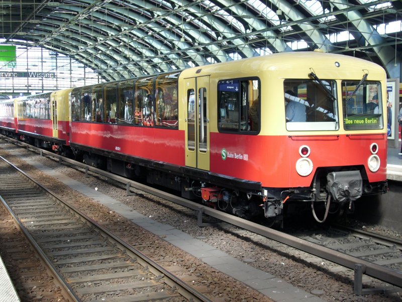 Die Panorama S-Bahn 488 001/501 ist am 12.April 2009 wieder zurck nach einer Stadtrundfahrt im Ausgangsbahnhof Berlin Ostbahnhof.