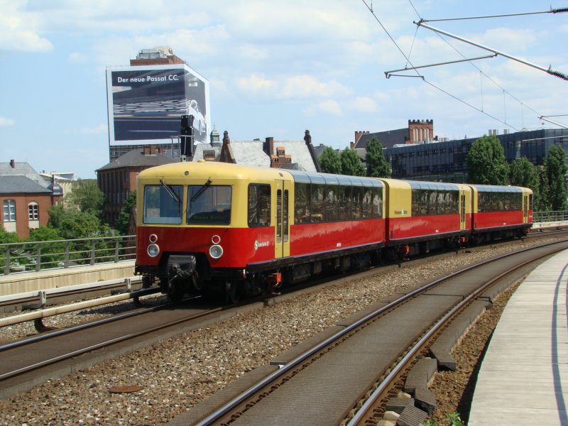 Die Panorama S-Bahn ist am 07.06.2008 fleiig unterwegs. Hier zwischen Berlin Hauptbahnhof und Berlin Friedrichstrae.