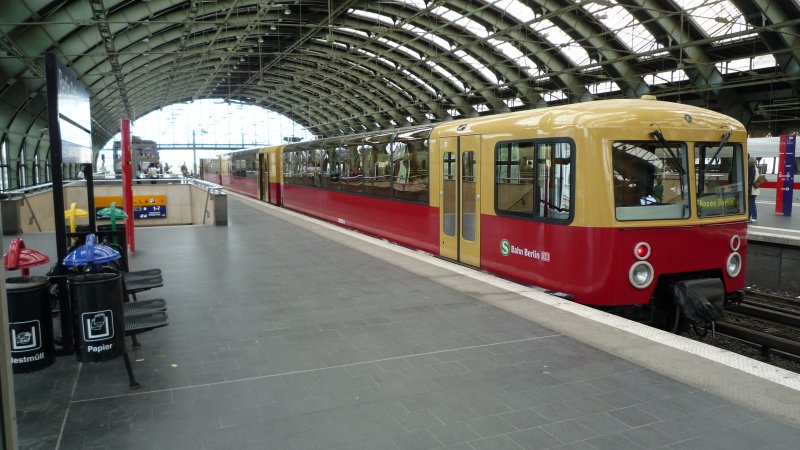Die Panorama S-Bahn BR 477 steht im Ostbahnhof und wird in krze eine Stadtrundfahrt starten.