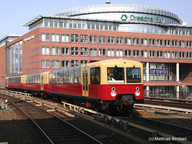 Die Panorama-S-Bahn kommt gerade nach einer Stadtringtour am Ausgangspunkt, dem Berliner Ostbahnof an. 
(31.03.2007)