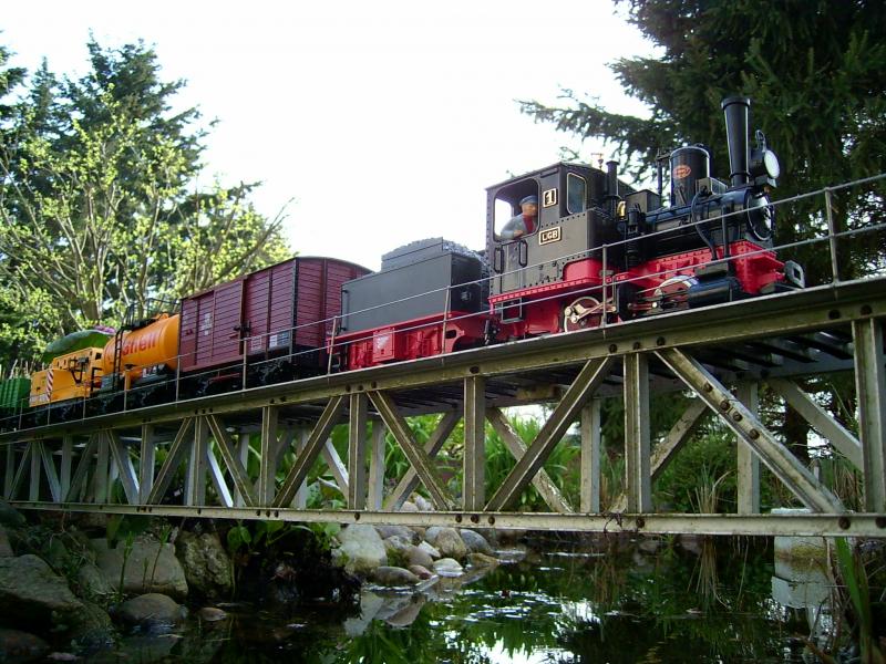 Die Paradestrecke meiner kleinen LGB-Anlage: Eine aus Aluminium-Profilen gebaute ca. 2,50 m lange Brcke ber den Teich.
