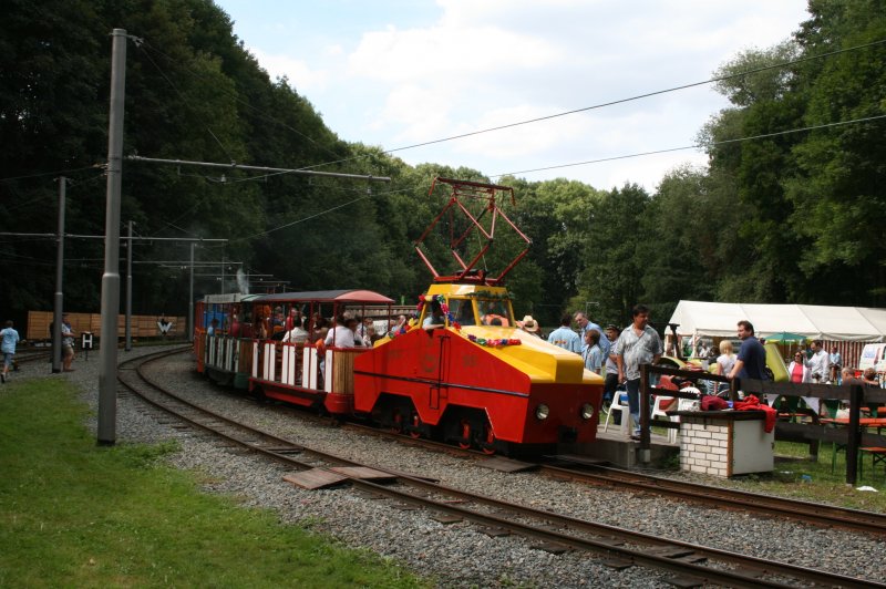 Die Parkeisenbahn in Plauen feiert dieses Jahr ihr 50-jhriges bestehen.Am 23.08.09 fand eine Lokparade statt.Diese Lok ist auch 50 Jahre alt.Sie wurde von Bergarbeiter aus 2 Grubenloks fr die damalige Pioniereisenbahn zusammengebaut.Dieses Jahr wurde sie von den Parkeisenbahnern komplett neu aufgebaut.