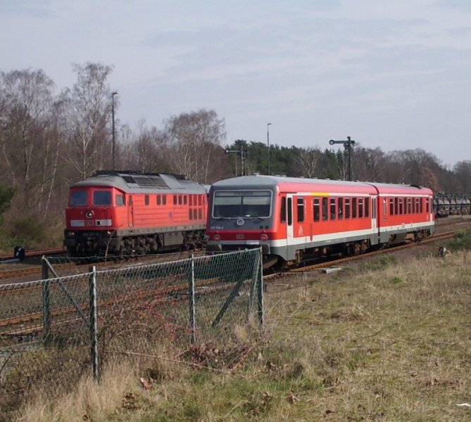 Die parkende BR233 217-9 und die BR628 598-5 bei der Einfahrt im Bahnhof von Munster.