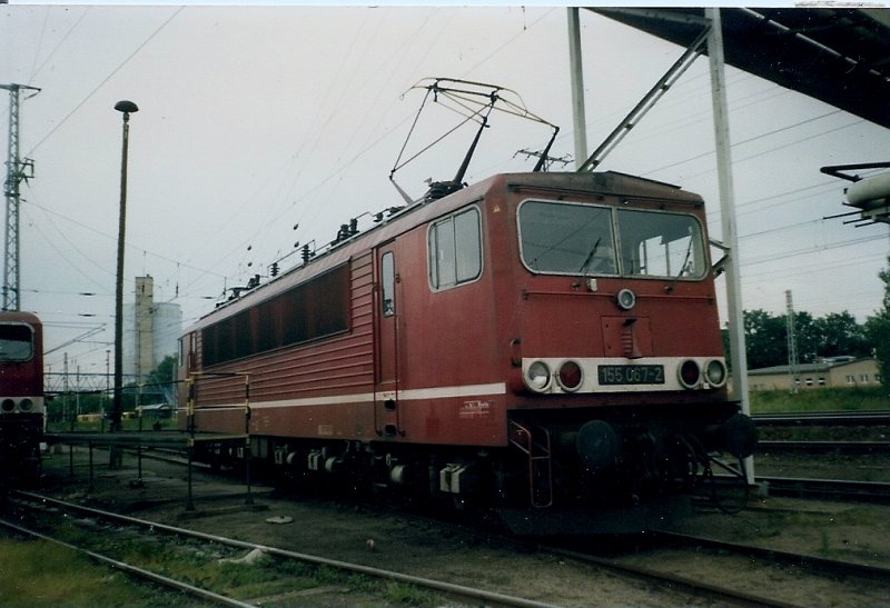 Die Pausen zwischen ihren Zgen nutzten die 155 und kammen ins Bw Stralsund.Hier verlt die 155 067 im August 1997 wieder das Bw um zum Hbf zufahren und dort ihren Zug zu bernehmen.