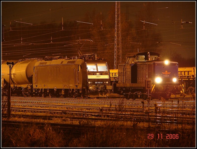 Die PE Cargo V60.01 hat die schwarze MRCE 185 551-9 mit seinem Kesselzug im Rostocker Seehafen  bereitgestellt.
