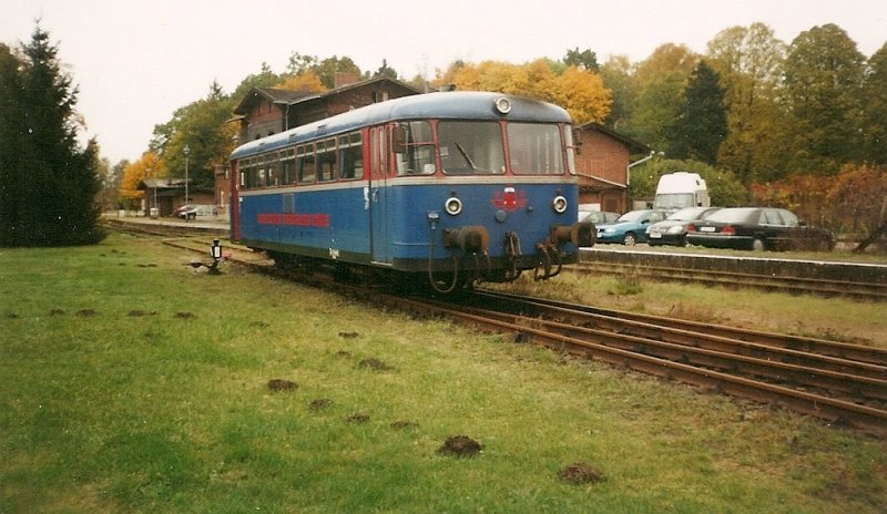 Die PEG begann 1996 mit nur vier Mitarbeitern und einem Schienenbus.Zuerst fuhr man die Strecke Pritzwalk-Putlitz.Heute hat die PEG ber 400 Mitarbeiter,eine Vielzahl an Loks und Triebwagen und ist Bundesweit im Einsatz.Vom Anfang an ist Putlitz der Hauptsitz der PEG.Ein Schienenbus im Oktober 1999 in Putlitz