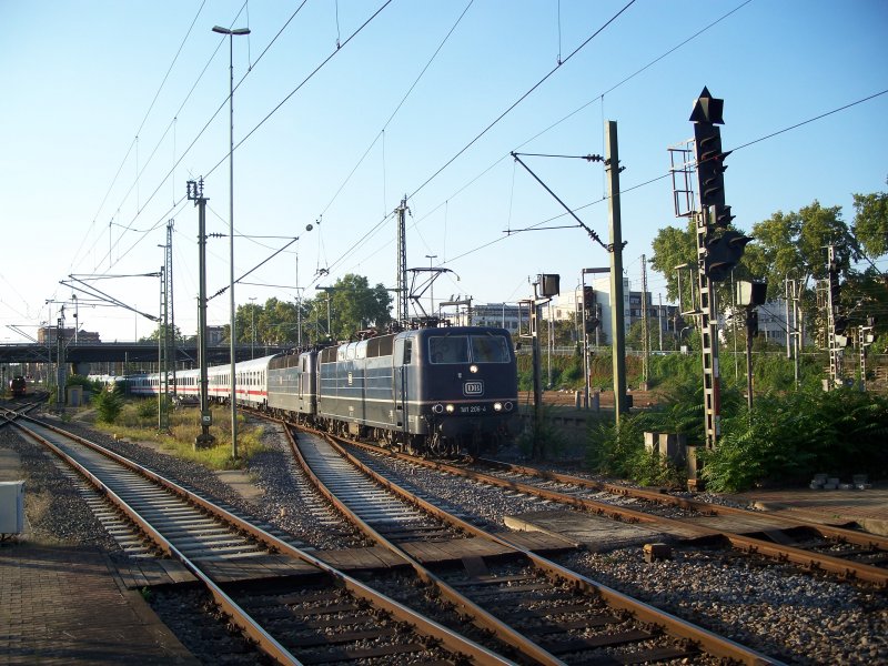 Die perfekte Doppeltraktion hing am 16.09.07 am IC 2159 von Saarbrcken nach Frankfurt. 181 206 und 181 201 (auch noch die, mit dem schnen DB-Keks vorne) ziehen ihren InterCity in den Mannheimer HBF.