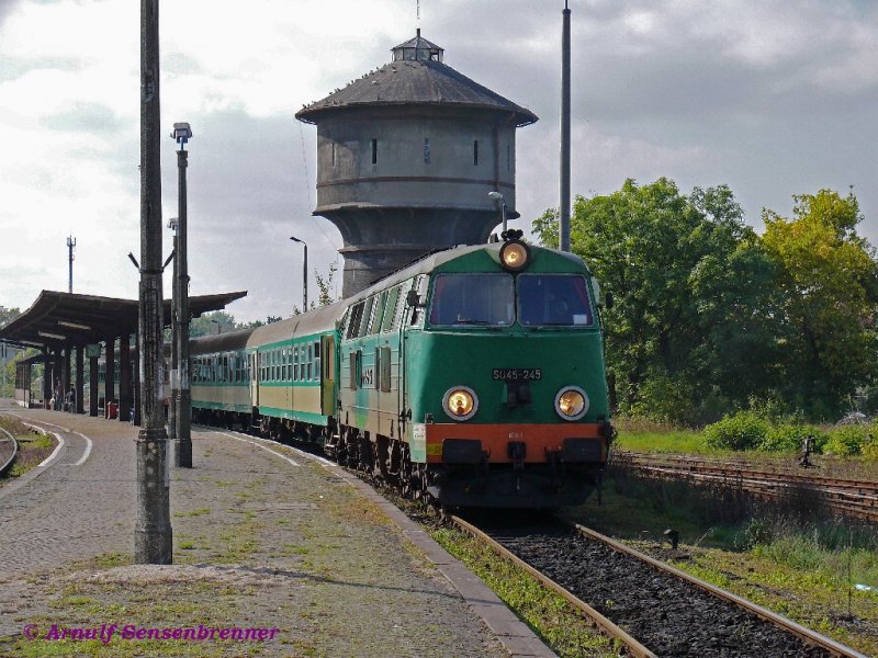 Die PKP-Diesellok SU45-245 steht mit D88100 Kopernik  bereit fr die Fahrt von Kstrin=Kostrzyn (ab 14:01) nach Warschau=Warszawa (an 22:14).
Die durchgehende Fahrzeit ist mit 08h13min auch fr Polen extrem lang, aber mit Umsteigen in Kreuz=Krzyz geht es auch schneller.
27.09.2008  Kostrzyn 