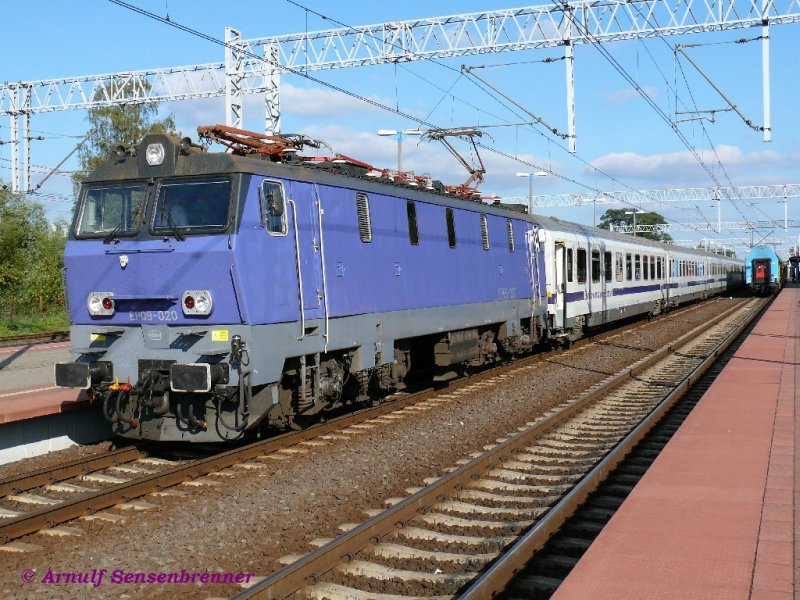 Die PKP EP09-020 hat den EC44=Berlin-Warszawa-Express= von Warschau (ab 11:13) nach Rzepin (an 15:44) gebracht.
27.09.2008  Rzepin (Reppen)