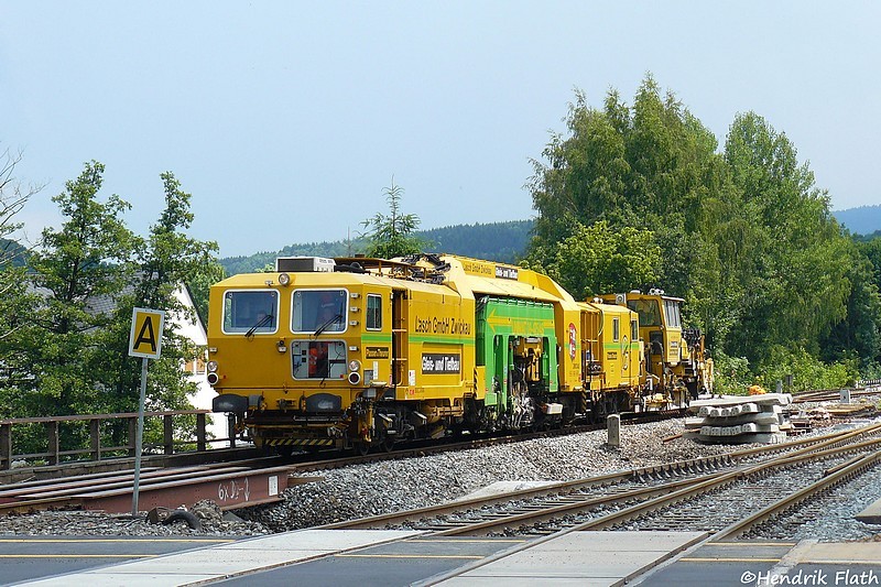 Die Plasser & Theurer Universalstopfmaschine 09-475 Unimat 4S rollt am 01.07.2009 im Bahnhof Schwarzenberg.