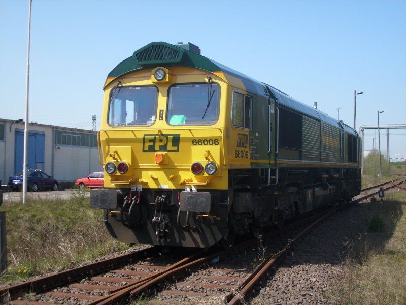 Die polnische Class66 66006 wartet am 19.05.2008 in Mukran auf die Rckleistung am Nachmittag Richtung Polen.