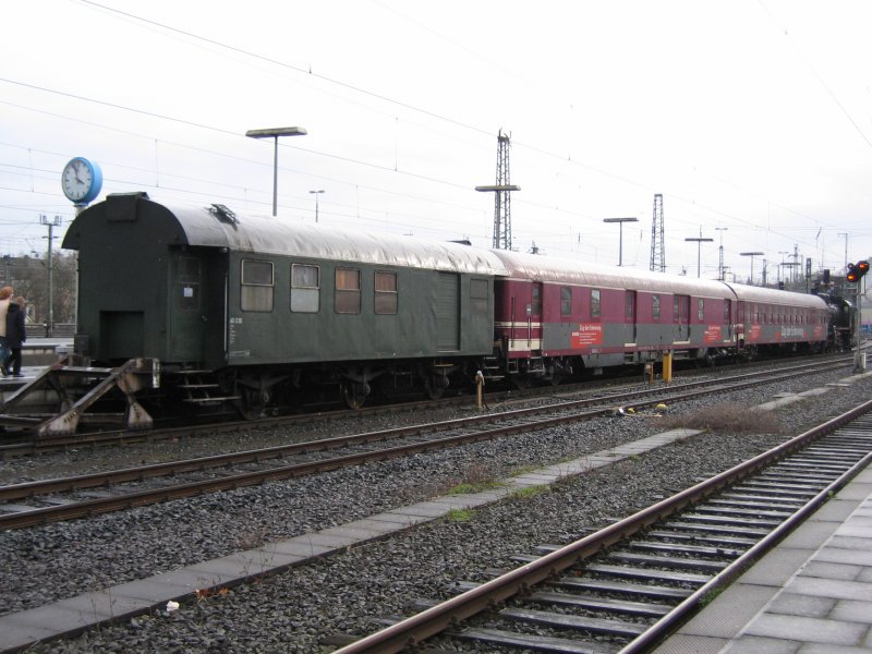 Die Polnische Dampflok Preuen 8 (P8) mit dem Zug der Erinnerung am 09.03.2008 im Dsseldorfer Hbf