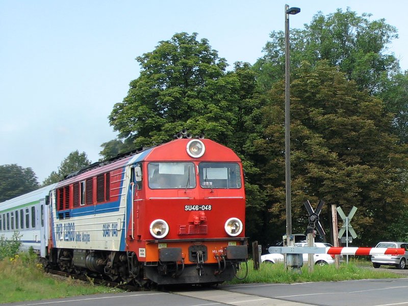 Die polnische Diesellok SU46-048 von PKP CARGO Spolka Akcynja mit dem  EuroCity WAWEL EC 241 Hamburg-Altona - Krakow Glowny (Krakau Hbf.) am Bahn�bergang Wehrinselstra�e in Forst(Lausitz). Bis zur Br�cke �ber die Lausitzer Nei�e (seit 1945 Grenze zu Polen) sind es nur noch wenige Meter. - 21.07.2007

