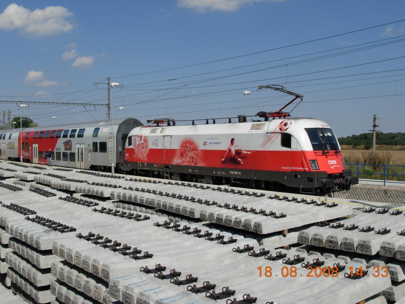 Die polnische Lok 1116 087-6, gleichfalls im Bahnhof Satov zu sehen, wechselte sich mit der UEFA-Lok ab. Die Schwellen im Vordergrund und die Arbeiten an der Trasse weisen darauf hin, da die Strecke vermutlich bis in die etwa 10 Kilometer entfernte sdmhrische Stadt Znojmo (Znaim) elektrifiziert werden soll (18.8.2008).