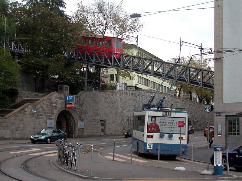 Die Polybahn berquert den Seilergraben, auf dem sich ein Trolleybus der Linie 31 in die Kurve legt. Die Polybahn stellt die Verbindung zwischen dem Central(Hauptbahnhof) und der Universitt her. (03.10.2006)
