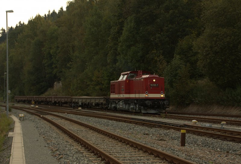 Die Press 112 565-7 rangiert ihren mit Schienen beladenen Arbeitszug am 22.09.09 auf das Stumpfgleis am Bahnsteig eins in Annaberg Buchholz S�d. 