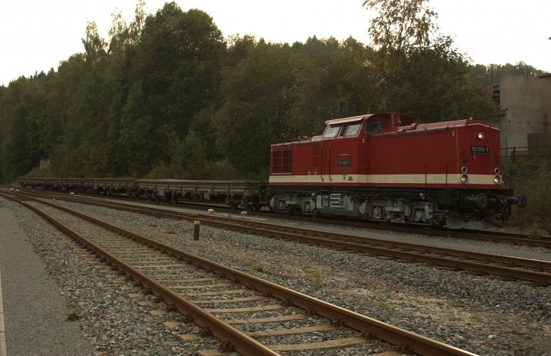 Die Press 112 565-7 rangiert ihren mit Schienen beladenen Arbeitszug am 22.09.09 auf das Stumpfgleis am Bahnsteig eins in Annaberg Buchholz S�d. 