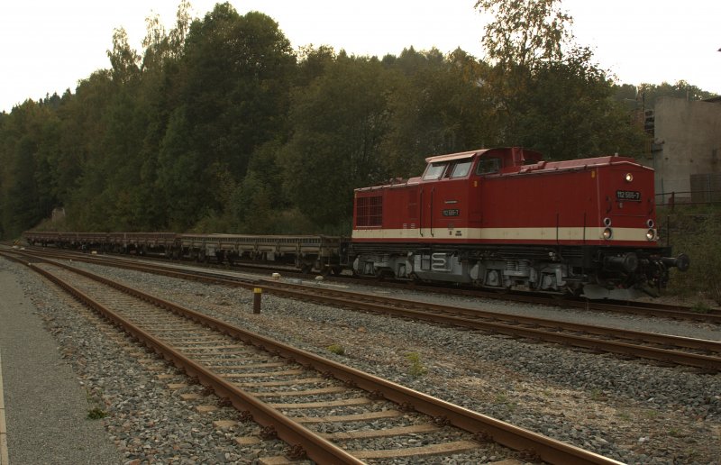 Die Press 112 565-7 rangiert ihren mit Schienen beladenen Arbeitszug am 22.09.09 auf das Stumpfgleis am Bahnsteig eins in Annaberg Buchholz Sd. 