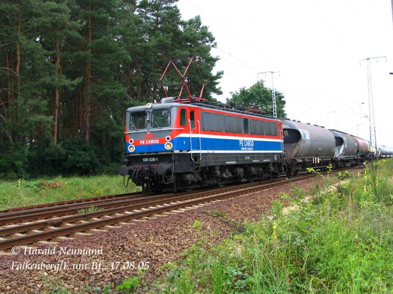 Die Prignitzer 109 028-1 fhrt am 17.08.05 vom oberen Bahnhof in Falkenberg/E. mit einem Kohlenstaubzug in Richtung Ruhland. 