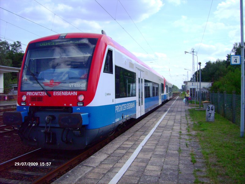 Die Prignitzer Eisenbahn am 29.07.2009 mit dem VT 650 bei der Ausfahrt aus dem Bahnhof Nassenheide auf der Linie RB 12 nach Berlin-Lichtenberg