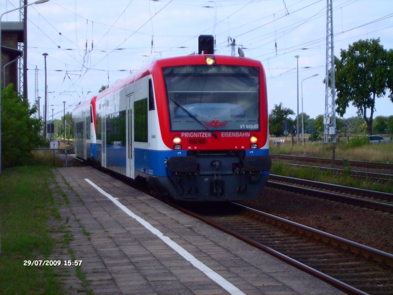 Die Prignitzer Eisenbahn am 29.07.2009 mit dem VT 650 bei der Einfahrt in den Bahnhof Nassenheide auf der Linie RB 12 nach Berlin-Lichtenberg