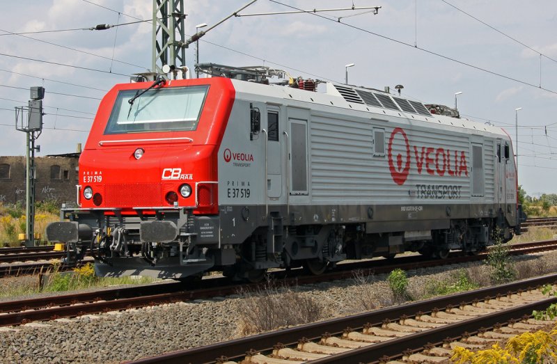 Die Prima E37 519 von Veolia Transport steht am 08.08.2009 im Bahnhof Bitterfeld. 