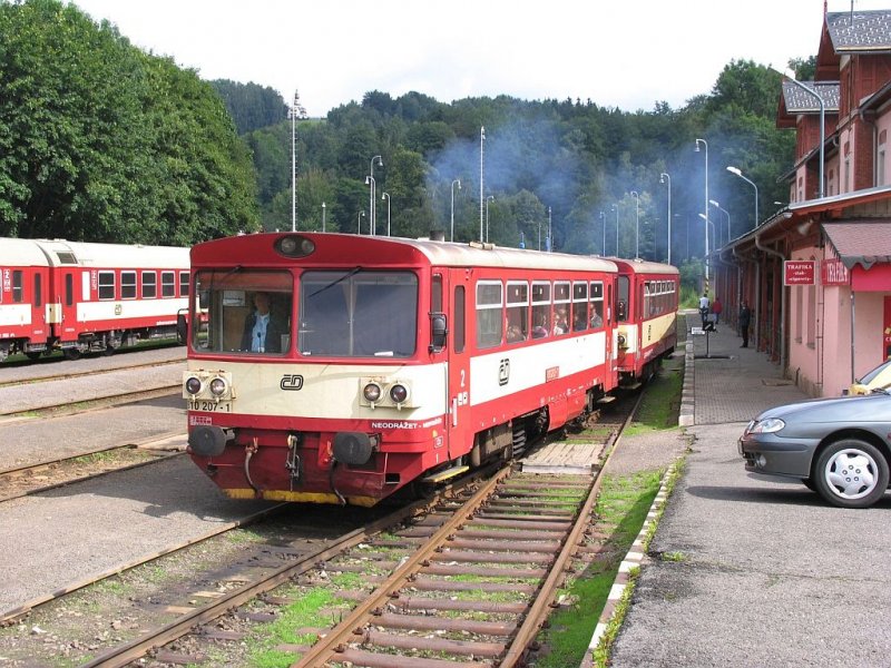 Die qualmende Brotbusche 810 207-1 mit ihre Osobn vlaky 26271 nach elezn Brod fahrt Bahnhof Tanvald aus am 12-7-2009.