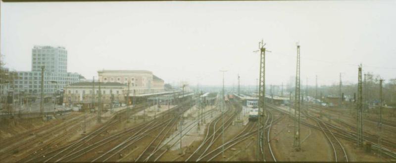 Die Queransicht von Mannheim HbF aufgenommen von der kreuzenden Straenbrcke im Frhjahr 1997