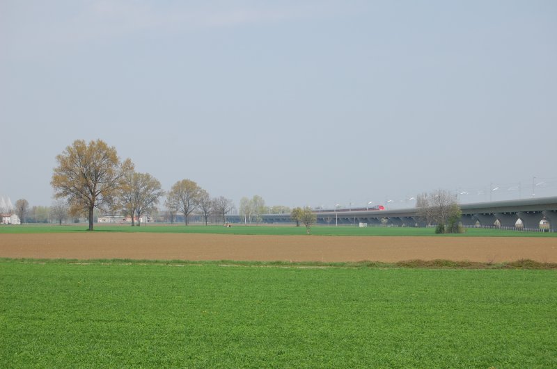 Die quietschneue Schnellfahrstrecke Milano.Bologna bei Piacenza mit eine ETR 500 in der Ferne. 5.4.2009