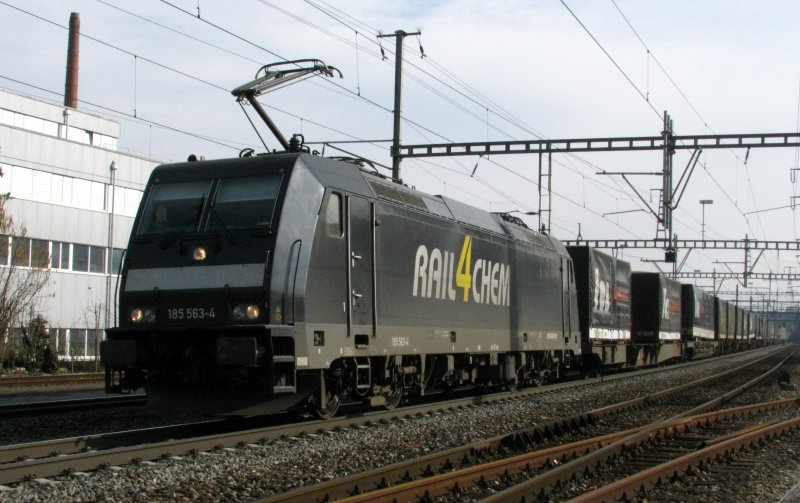 Die R4C BR 185 563 war am 14.03.2009 mit dem Vos-Zug bei Rheinfelden unterwegs.