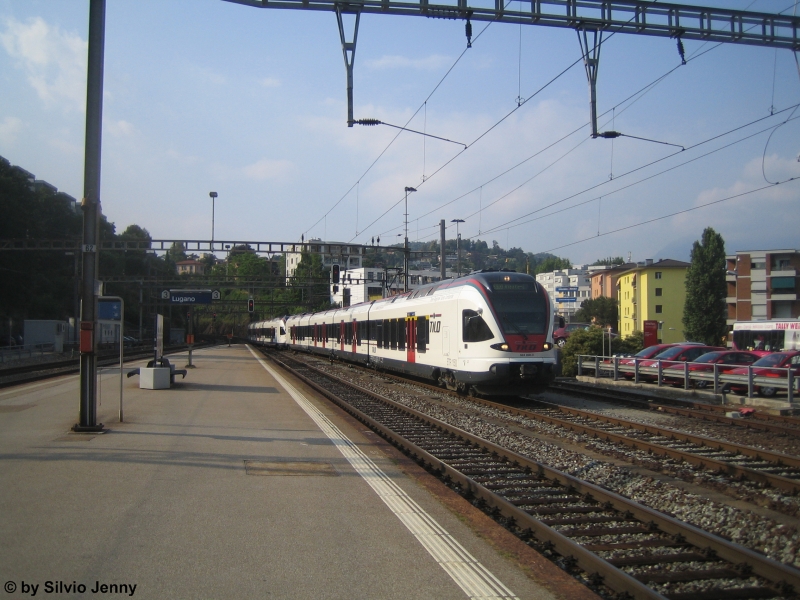 Die RABe 524 008-0 + 524 003-1  Tre Valli  erreichen am 17.6.09 Lugano. Whrend die vordere Einheit dieser S10 weiter ins italienische Albate-Camerlata fhrt, verkehrt die hintere Einheit nur bis Chiasso. Seit letztem Fahrplanwechsel fahren die S10 grenzberschreitend nach Italien.