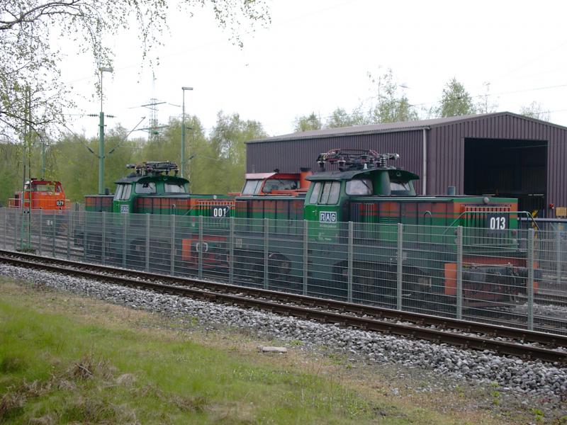 Die RAG Loks 001, 013, 822 und 829 warten alle in Herten auf ihren nchsten Einsatz. Aufgenommen am 15.4.2005