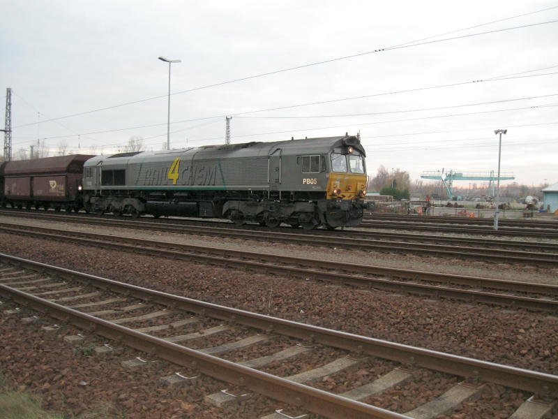 Die Rail4Chem setzt die Class 66 vor Kohlezgen  ein, Profen 13.11.08