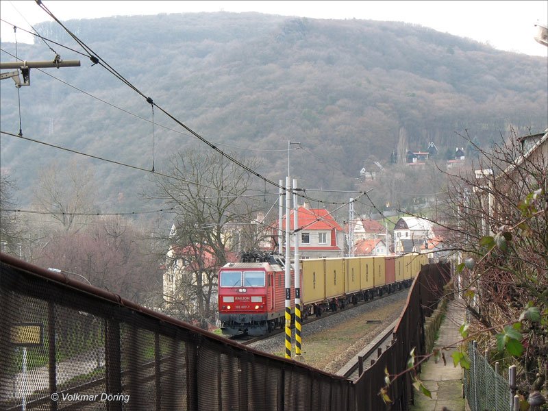 Die Railion-Lok 180 007 mit einem Containerzug bei Dolny Zalezly / Labe (Salesl an der Elbe) auf der Fahrt in Richtung Deutschland - 06.03.2007
