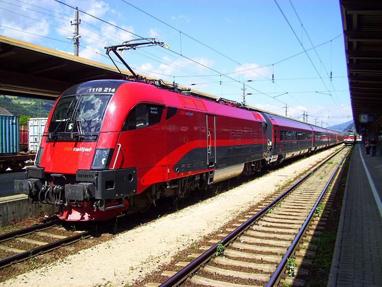 Die Railjet 1116 214   Spirit of Hungary   war auch am Arlbergbahnfest. Hier im Bludenzer Bahnhof