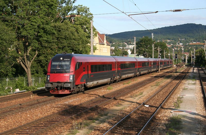Die Railjet-Garnitur 7, geschoben von der 1116 215 bei einer berstellfahrt am 9. Juli 2009 im Bahnhof Maxing der Wiener Verbindungsbahn.