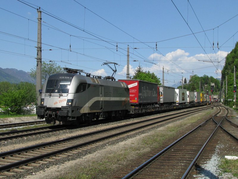 Die Railjet Lok 1016 034 mit einem Gterzug am 8.5.2008 in Brixlegg.