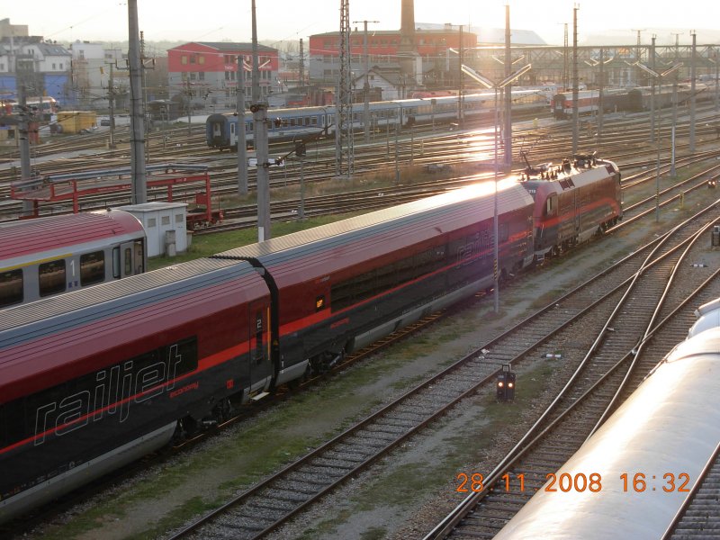 Die Railjet-Premiere rckt nher. Vor der geplanten ersten Fahrt am 13.12. sind immer hufiger ganze Railjet-Garnituren auf dem Westbahnhof zu sehen; Aufnahme vom 28.11.2008.