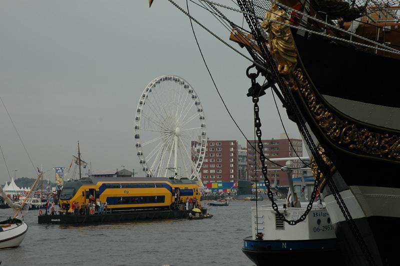 Die  Railklipper  der NS Zwischen Tallschips whrend  Sail 2005 in Amsterdam.