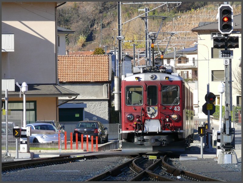 Die rangierenden ABe 4/4 43 und 41 kriegen schon die ersten Sonnenstrahlen ab im RhB Teil des Bahnhofs Tirano. Beim Umbau letzten Frhling wurde auch der Bahnbergang neu gestaltet. Er ist mit Schranke, Blinklicht, Glocke und zustzlich mit einem sich drehenden dreiflgligem Signal(links zu sehen) ausgerstet. (15.11.2007)