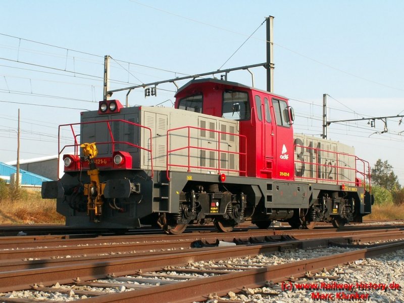 Die Rangierlok 311.121 des Netzbetreibers Adif wartet im Rangierterminal von La Lagosta (Barcelona) auf ihren nchsten Arbeitseinsatz.	
