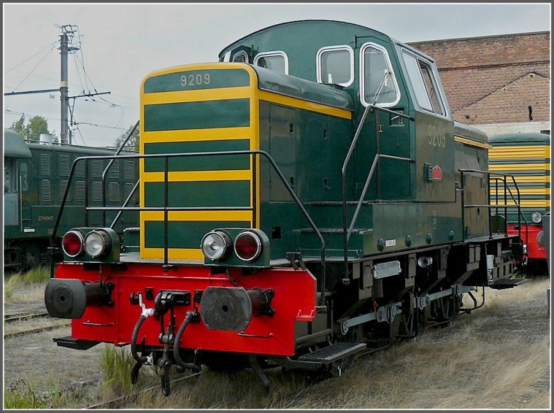 Die Rangierlok 9209 mit Stangenantrieb fotografiert am Tag der offenen Tr bei der PFT-TSP in Saint Ghislain. Diese aus dem Jahre 1960 stammende kleine Lok wurde anfangs hauptschlich in den Bahnhfen eingesetzt und spter im Bereich der Gleisbauarbeiten. Sie war bis 2001 in Betrieb, kam dann zur PFT-TSP und wurde hier 2007-2008 von freiwilligen Mitarbeitern aufwndig restauriert. 12.09.09 (Hans)