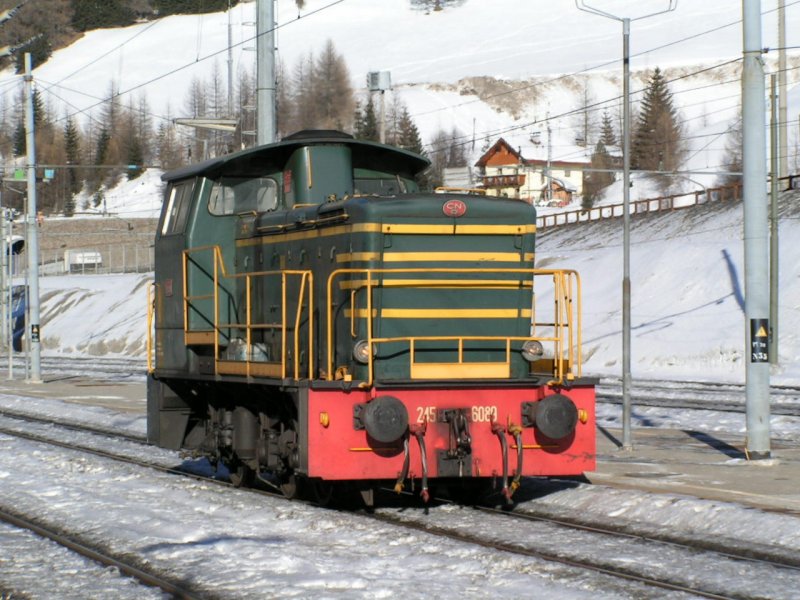 Die Rangierlok ist stehengeblieben, whrend dessen luft die andere Lok in den sterreichischen Teil vom Bahnhof Brenner. 04.02.06  